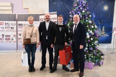 Заместитель полномочного представителя Президента Российской Федерации в Северо-Западном федеральном округе Вадим Леонтьев и глава администрации Фрунзенского района Санкт‑Петербурга Константин Серов приняли участие во Всероссийской акции "Елка Добра"