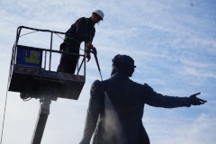 В Центральном районе отмыли памятник Пушкину