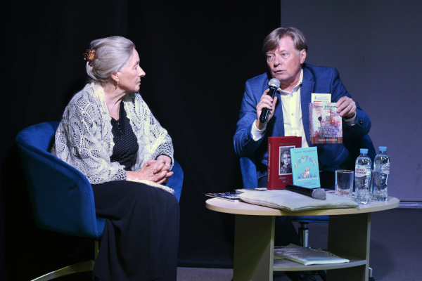 Онлайн-трансляция творческой встречи «Диалог о современной литературе» в рамках проекта Biblio FM