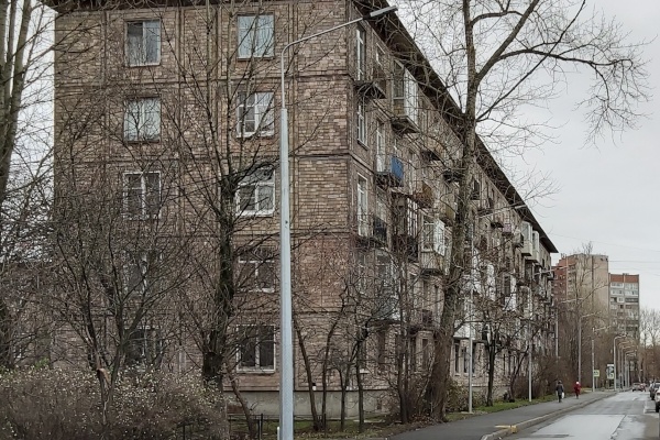 На улице Пинегина в Невском районе модернизировано наружное освещение