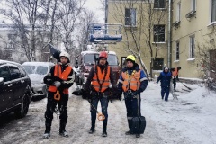 Кровельщики вышли на очистку крыш от «снежных шапок» в Приморском районе