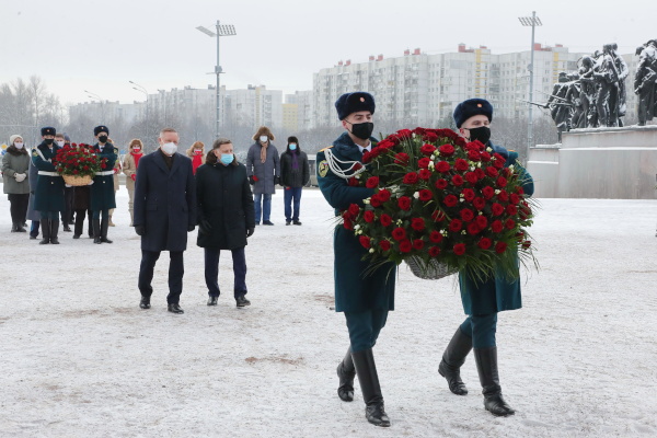 Возложение венков к Монументу героическим защитникам Ленинграда на площади Победы