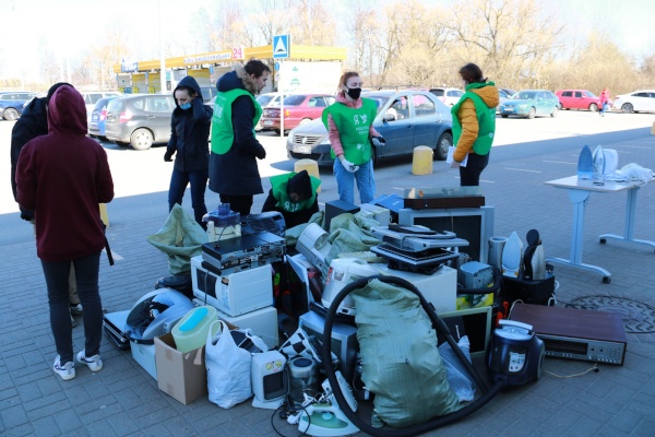 Сотрудники библиотечного центра «Маяк» организовали второй районный сбор старой техники