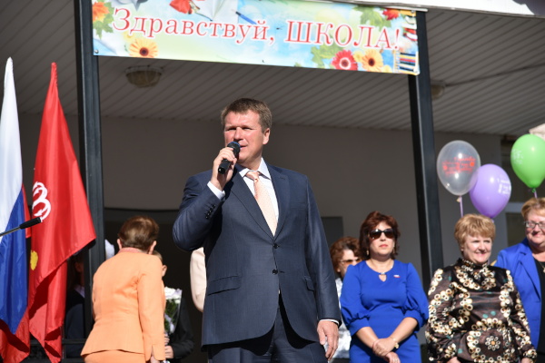 Глава Администрации  Кронштадтского района Василий Пониделко поздравил с началом учебного года учеников 425 школы на Цитадельском шоссе,2