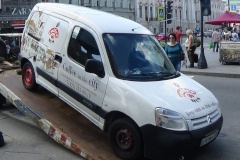 В 2017 году Управление по контролю за соблюдением административного законодательства Санкт‑Петербурга изъяло у незаконных торговцев оборудования и товаров более чем на 100 миллионов рублей