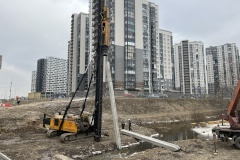 Дорожники приступили к устройству свай будущего моста на Русановской улице