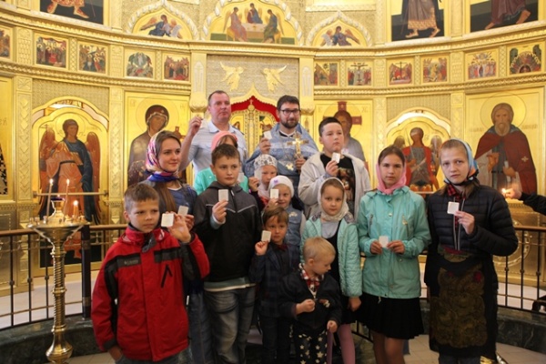 В Невском районе детям раздали световозвращатели с православной символикой