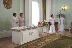 В ЗАГСе Приморского района крепким семьям вручили медали