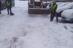 В Невском районе коммунальные службы убирают снег