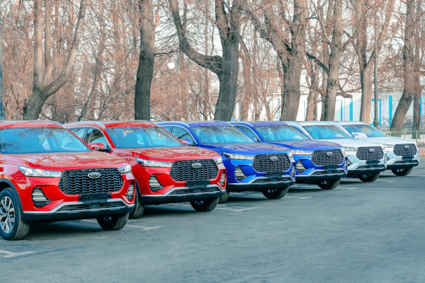 Александр Беглов осмотрел семь новых автомобилей модели XCITE X-CROSS 7, выпущенных петербургским «Автозаводом Санкт‑Петербург»