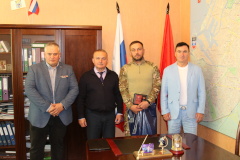 Военнослужащему из Кировского района вручили памятный знак «За участие в специальной военной операции от благодарного Санкт‑Петербурга»