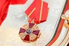 Александр Беглов передал коллективу «НПО Спецматериалов» орден Александра Невского и прикрепил его к знамени предприятия