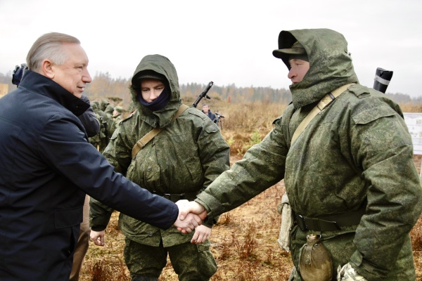 Губернатор посетил воинскую часть, где проходят подготовку мобилизованные из Петербурга