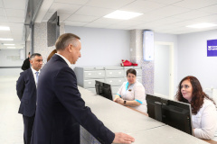 По поручению губернатора на Туристской улице открыли современную поликлинику с лечебным бассейном