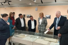 Вице-губернатор Ирина Потехина посетила первую выставку «Визитная карточка» с редкими документами известных организаций и выдающихся деятелей культуры и искусства