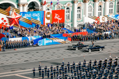 Празднование Дня Победы в Петербурге началось с военного парада на Дворцовой площади