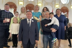 14 многодетных семей Петербурга получили знаки «За заслуги в воспитании детей»