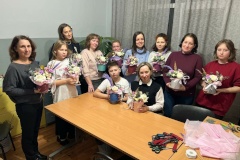 В Кировском районе прошел цветочный мастер-класс к 8 марта