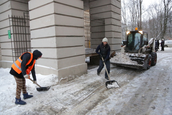 Уборка снега в Московском районе
