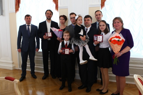 Семьи из Невского района наградили почетным знаком «За заслуги в воспитании детей»