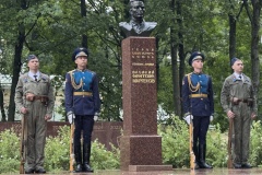 В юбилей ВДВ к памятнику легендарному командующему Василию Маргелову возложены цветы