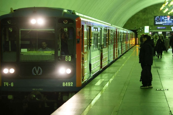 «Поезд Победы» вышел на Линию 2 Петербургского метрополитена