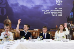 Петербургские выпускники получают первые профессии - вожатого, консультанта по развитию цифровой грамотности населения, специалиста по химическому анализу