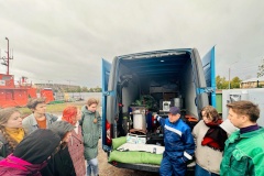 Эковолонтёры познакомились с действующей техникой для ликвидации нефтеразливов