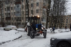 В праздничные дни активно убирают район от снега
