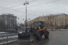 В выходные коммунальные службы боролись с гололедом