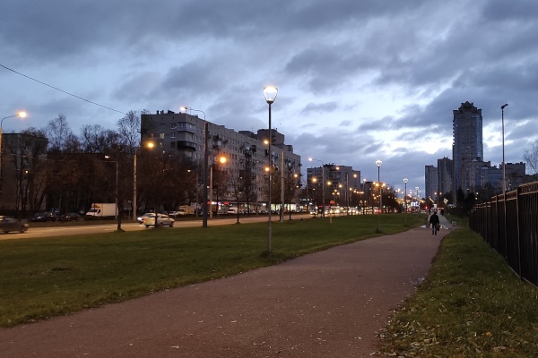 На проспекте Ветеранов к электрическим сетям подключено новое наружное освещение