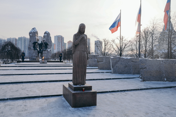 Возложение цветов к монументу воинам-афганцам в парке Интернационалистов