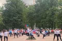 На уличной площадке ДД(Ю)Т состоялся флешмоб ко Дню России