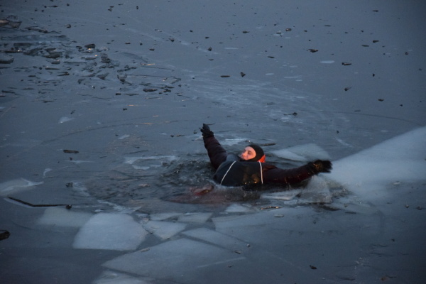 Спасение человека из полыньи отработали на учениях спасатели в Стрельне