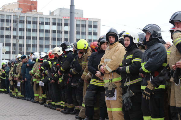 Пятьсот пожарных и спасателей вышли на старт соревнований по скоростному подъему на небоскреб