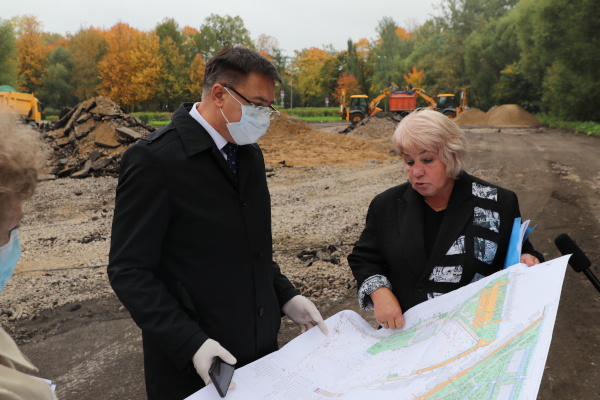 Глава администрации Владимир Омельницкий проверил ход выполнения работ на них.