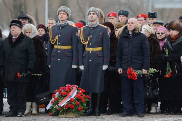 К Монументу героическим защитникам Ленинграда на Площади Победы возложили цветы
