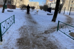 11.02.2021. на территории ЗНОП Местного значения проводились работы по пескопосыпке дорожек на скверах.
