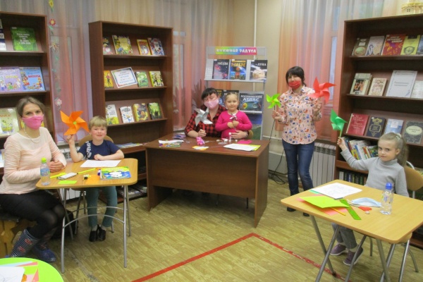 В библиотеке № 7 прошел мастер-класс «Мастерим с Финдусом»
