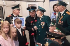 Александр Беглов: Ветераны стали первыми пассажирами состава метро «Поезд Победы. Радость Победы», оформленного детскими рисунками