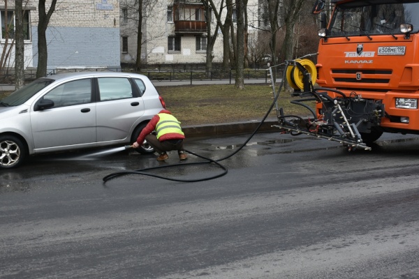 Несоблюдение правил парковки препятствует уборке проезжей части