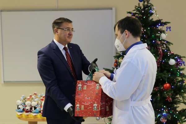 Новогодние подарки для детей медиков подготовили сотрудники администрации Пушкинского района
