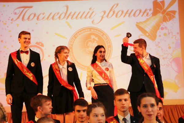 Выпускников школы № 376 напутствовали вице-губернатор и глава района