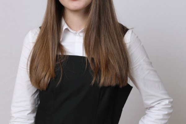 Кузнецова Анастасия, выпускница 11 «А» класса гимназии № 105 получила 100 баллов по обществознанию