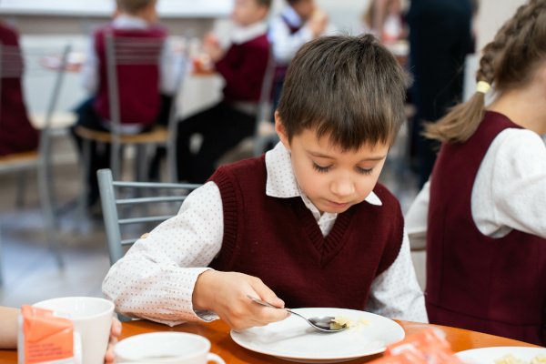 Глава Выборгского района Виктор Михайлович Полунин оценил качество питания в гимназии № 92