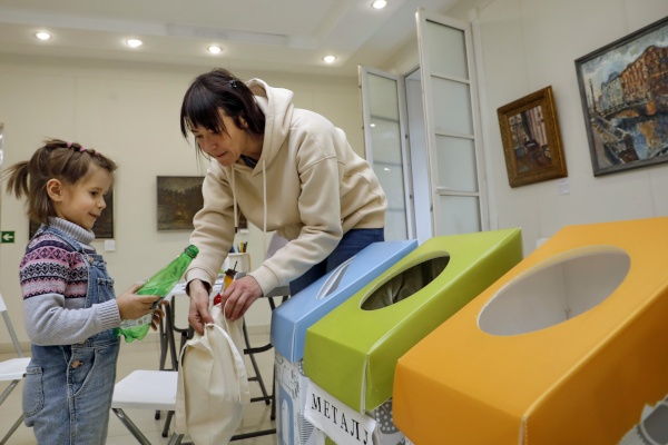 В добрый субботник в Библиотеке с выставочным залом прошел «Эко-час»