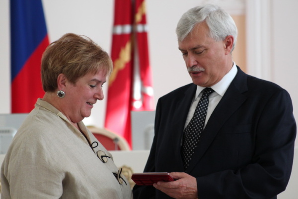 Вручение нагрудного знака за вклад в развитие музыкального и художественного образования. 3 октября 2012 года