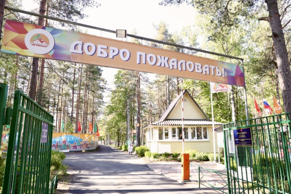 Александр Беглов встретился с юными мариупольцами в лагере «Дружных»