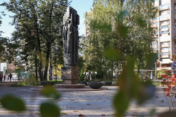В Выборгском районе завершилось благоустройство сквера Блокадников