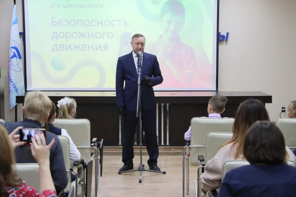 Александр Беглов вручил награды победителям детского конкурса видеороликов «Безопасность дорожного движения»